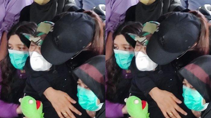 Pilu Tangis Histeris D, Saat Prosesi Pemakaman 4 Anaknya yang Dibunuh di Jagakarsa 'Mama Ikhlaskan'