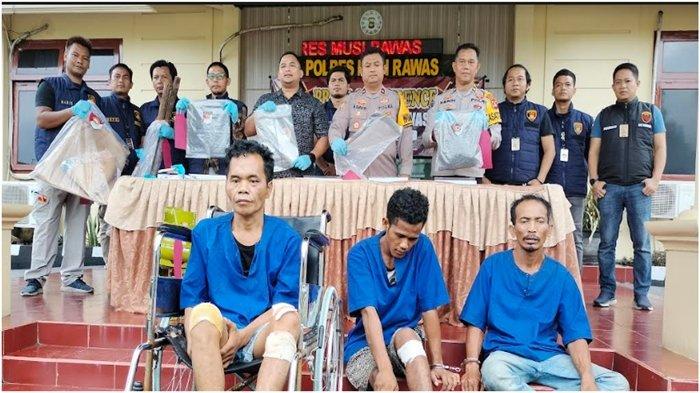 Polisi Satreskrim Polres Musi Rawas meringkus tiga dari empat pelaku perampokan di Musi Rawas, sedangkan satu pelaku berusia 17 tahun masih buron.