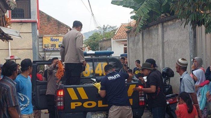 Polisi evakuasi dua kerangka tengkorak di sebuah rumah di di RT 11 RW 15, Desa Tani Mulya, Kecamatan Ngamprah, Kabupaten Bandung Barat (KBB), Jawa Barat