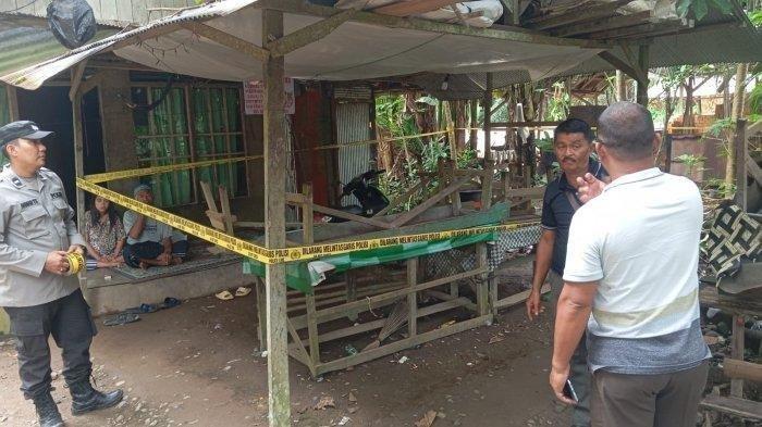 KEPSEK TEWAS DIBUNUH - Polisi memasang garis polisi di lokasi pembunuhan Kepala Sekolah (Kepsek) berinisial BI (49), Desa Banua Kupang, Kecamatan Labuanamas Utara, Kabupaten Hulu Sungai Tengah, Kalimantan Selatan, Selasa (28/1/2025). Budi Irawan (49), seorang kepala sekolah atau Kepsek SDN 2 Mantaas tewas dibacok mantan pacar calon istrinya diawali karena motif cinta segitiga.