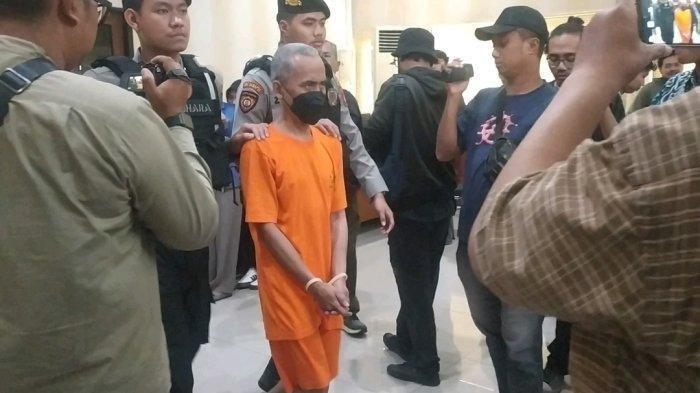 ANAK BUNUH IBU - Polisi menangkap A alias S (48), pelaku pembunuhan ibu kandung berinisial SM (76) di Dusun Sembung, Kelurahan Balecatur, Gamping, Kabupaten Sleman, Daerah Istimewa Yogyakarta, Kamis 30 Januari 2025. A diketahui membunuh ibunya karena kesal kerap diprotes.