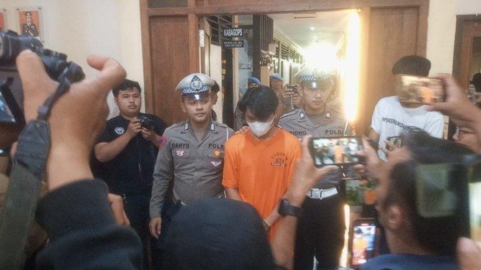 MAHASISWA UGM DITAHAN - Polisi menunjukkan CPP, mahasiswa pengemudi mobil BMW yang menjadi tersangka dalam insiden kecelakaan maut di Jalan Palagan Tentara Pelajar tepatnya di Sariharjo, Ngaglik, Kabupaten Sleman. Kecelakaan tersebut terjadi pada Sabtu (24/5/205) dini hari yang menyebabkan Argo, mahasiswa Fakultas Hukum UGM, meninggal dunia.