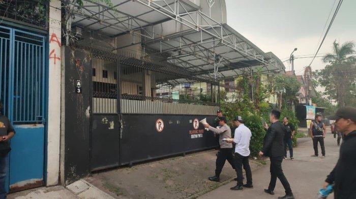 Polisi saat akan menangkap penganiaya dokter gigi di rumahnya di Jalan Taman Holis, Blok A Nomor 3, Cigondewah Kidul, Kecamatan Bandung Kulon, Kota Bandung, Senin (23/10/2023).