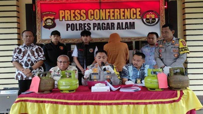 Polres Pagaralam menangkap salah satu pemilik pangkalan Gas 3 kg di Pagaralam karena menjual gas bersubsidi tersebut diatas HET.