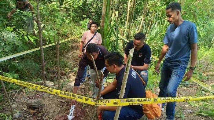 PELAKU BUNUH ADIK DAN KEPONAKAN - Polres TTS saat melakukan Olah TKP kasus pembunuhan anak dan ibu di di RT/RW 005/003, Dusun B, Desa Snok, Kecamatan Amanatun Utara, Kabupaten Timor Tengah Selatan (TTS), Provinsi Nusa Tenggara Timur (NTT), Minggu, (23/2/2025). Pelaku sempat coba akhiri hidup.
