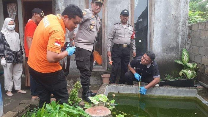 Polsek Pace dan Tim INAFIS Polres Nganjuk tengah melakukan olah TKP kolam ikan yang merenggut nyawa dua balita, Jumat (10/1/2025)