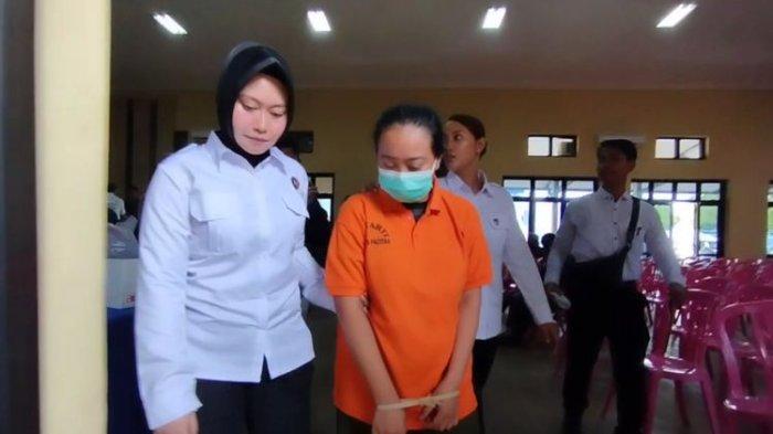 Polwan Polres Pacitan membawa tersangka pembunuhan yang menewaskan seorang siswa MTs di Kecamatan Sudimoro Kabupaten Pacitan Jawa Timur, dengan cara di racun sianida Kamis (01/02/2024)