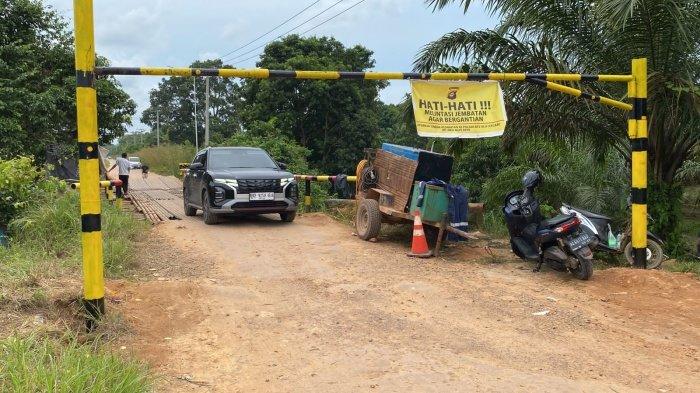 Portal di jembatan Jalur alternatif PALI-Musirawas untuk membatasi kendaraan besar melintas, Minggu (7/4/2024)