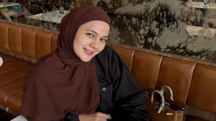 POSTINGAN IBUNDA PAULA DISOROT- Postingan Lina Verhoeven, ibunda Paula Verhoeven jadi sorotan di tengah kasus putrinya bersuara soal putusan cerai dirinya dari Baim Wong,  menyinggung soal pria yang tidak bisa menyelesaikan masalahnya.