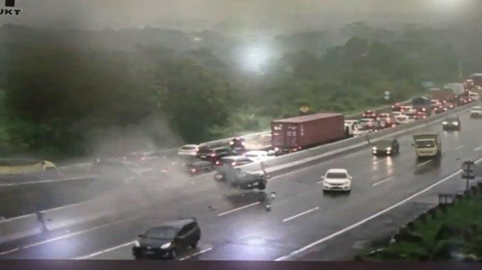Potongan video truk warna putih menyeruduk antrean kendaraan di KM 92 Tol Cipularang, Purwakarta, 11 November 2024. Setidaknya 1 orang tewas akibat tabrakan beruntun ini.