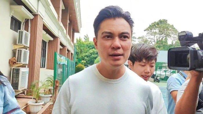 PERCERAIAN BAIM WONG - Potret Baim Wong saat tiba di Pengadilan Agama Jakarta Selatan, Selasa (29/10/2024). Kini Baim Wong ingin satu sosok ini muncul. Sebut percerainnya bukan sepenuhnya salah Paula Verhoeven.
