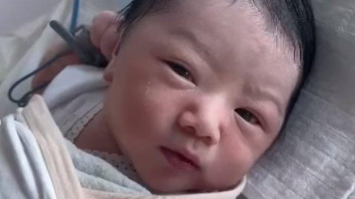 Potret anak pertama Joshua Suherman dan Clairine Clay