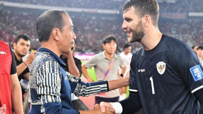 Presiden Joko Widodo menyalami kiper naturalisasi Indonesia, Maarten Paes, puji penampilan usai tanding lawan Australia.