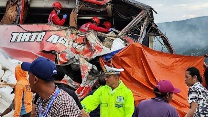 Proses evakuasi korban kecelakaan bus rombongan siswa SMP asal Bogor serta truk yang terjadi di ruas jalan tol Pandaan - Malang, Senin (23/12/2024) sore.