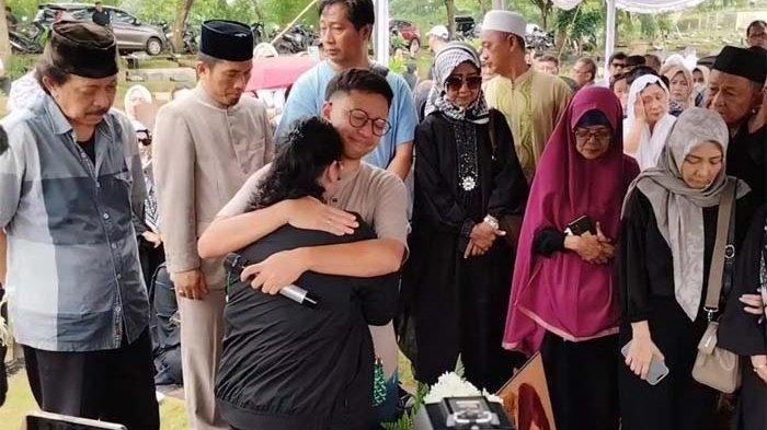 Proses pemakaman Dina Mariana diwarnai isak tangis keluarga, di TPU Tanah Kusir, Jakarta Selatan  pada Senin, (4/11/2024) sekira pukul 11.00 WIB