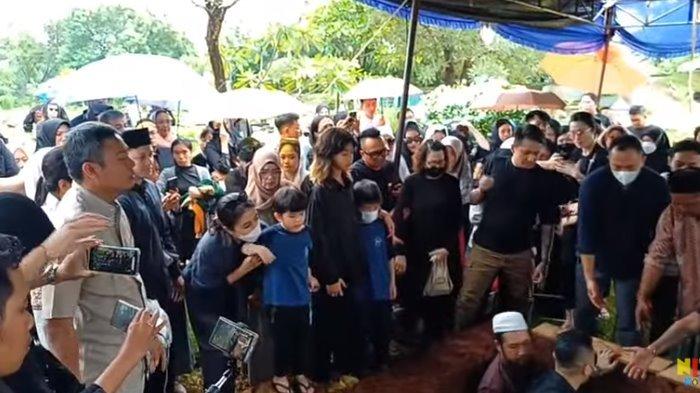 Proses pemakaman turut disaksikan ketiga anak Stevie Agnecya yang masih kecil di TPU Tanah Kusir. Drucilia sesekali merangkul dan menguatkan adiknya