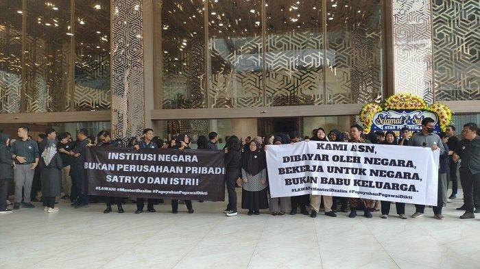 Puluhan pegawai Kemendiktisaintek menggelar aksi demonstrasi mengecam dugaan pemecatan pegawai kementerian di depan Kantor Kemendiktisaintek, Senayan, Jakarta, Senin (20/1/2025).