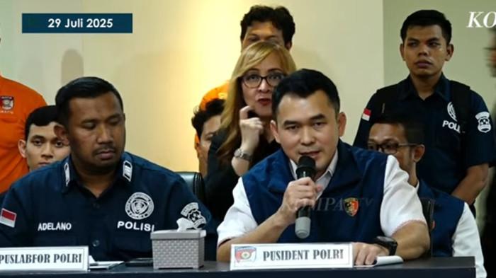 ARYA DARU - Pusat Identifikasi (Pusident) Bareskrim Polri, Aipda Sigit Kusdiyanto dalam konferensi pers di Jakarta, Selasa (29/7/2025) mengungkapkan hasil pemeriksaan sidik jari.