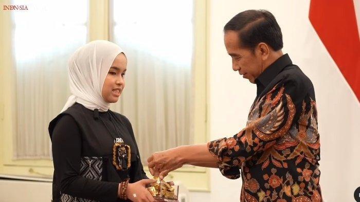 Potret Putri Ariani dengan bangga ketika memperlihatkan Pertama Kali Golden Buzzer ke Presiden Jokowi yang diterimanya dari Simon Cowell di America's Got Talent