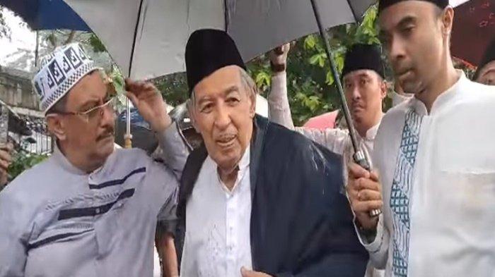 QURAISH ANTARKAN JENAZAH MENANTU- Quraish Shihab, ayah Najwa Shihab hadir mengantarkan menantunya, Ibrahim Sjarief Assegaf ke tempat peristiraghatan terkahirnya di TPU Jeruk Purut, Jakarta Selatan, Rabu (21/5/2025).