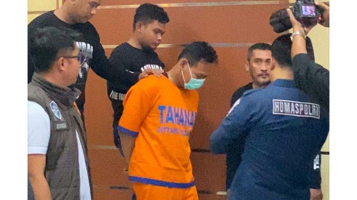 PELAKU MUTILASI - Rohmad Tri Hartanto alias Antok(32) tersangka kasus mutilasi mayat dalam koper yang ditemukan di Ngawi saat menjalani tes kejiwaan di Polda Jawa Timur hari ini, Kamis (30/1/2025). Diduga indikasi psikopat.