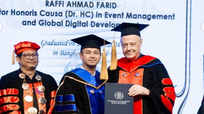 Raffi Ahmad menerima gelar doktor kehormatan atau doktor honoris causa dari Universal Institute of Professional Management (UIPM) asal Thailand.