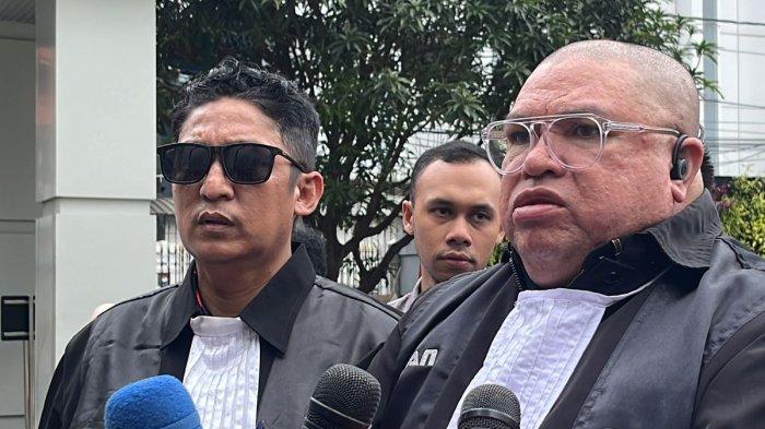 BERITA ACARA DIBEKUKAN - Advokat Razman Arif Nasution dan M Firdaus Oiwobo bersama rombongannya menyambangi Gedung Mahkamah Agung (MA), Senin (10/2/2024). Razman Arif Nasution menanggapi soal Berita Acara Sumpah Advokat dibekukan Pengadilan Tinggi Ambon.