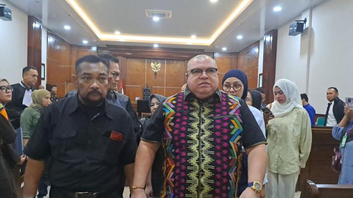SIDANG TUNTUTAN JAKSA- Razman Nasution langsung memeluk erat anak-anaknya setelah dituntut 2 tahun penjara di ruang sidang Pengadilan Negeri Jakarta Utara, Rabu (16/7/2025).