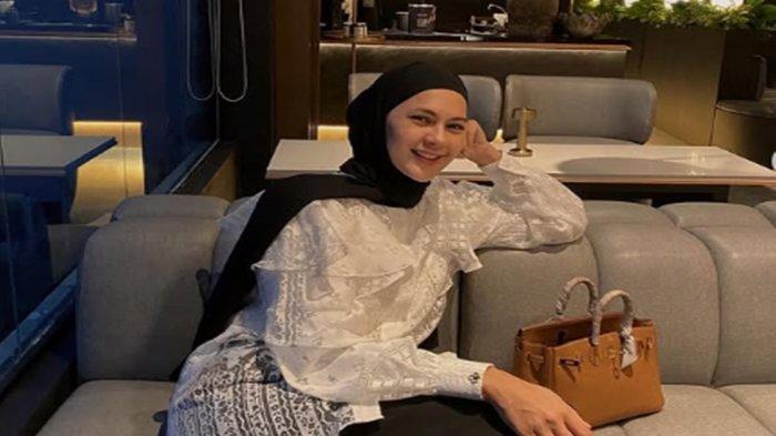 PAULA SOAL KDRT - Reaksi Paula Verhoeven saat ditanya soal dugaan kekerasan dalam rumah tangga (KDRT) dengan Baim Wong, hanya tersenyum.