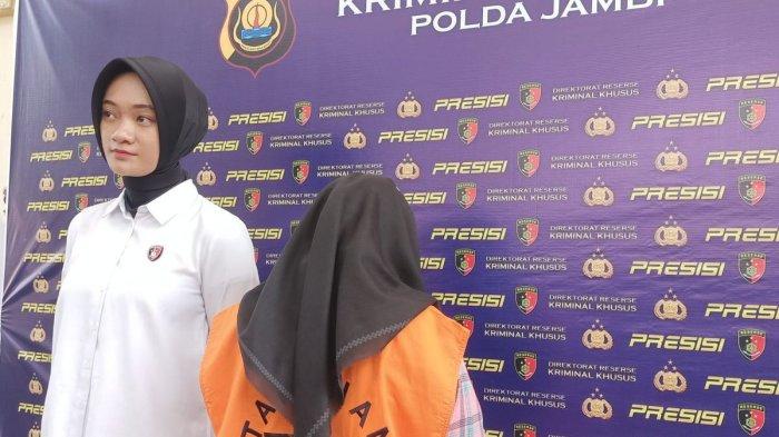 KARYAWATI BANK BOBOL REKENING - Regina (26) dihadirkan dalam konferensi pers di Mapolda Jambi, Senin (3/6/2025). Dia jadi tersangka pembobolan 27 rekening nasabah Bank Jambi senilai Rp7,1 miliar.