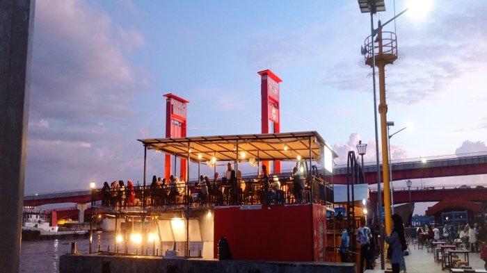 Tepian dermaga 16 Ilir persis di belakang Pasar 16 Ilir jadi objek wisata baru karena menawarkan keindahan pemandangan Jembatan Ampera, juga nyaman karena bebas pengamen.
