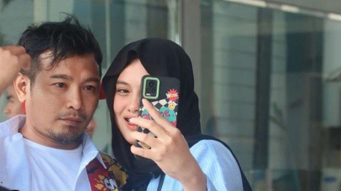 Retno Paradinah tak kuasa membendung tangis mencurahkan perasaannya tetap mempertahankan pernikahannya dengan Zul Zivilia yang masih menjalani hukuman