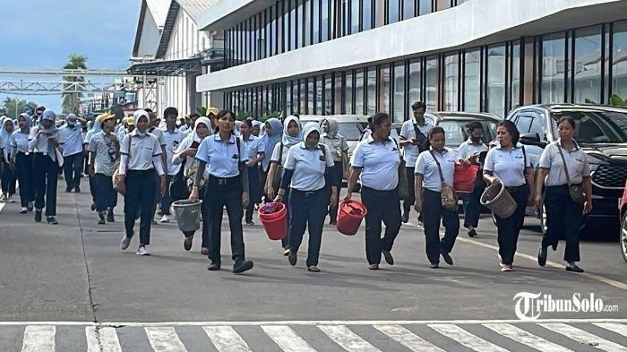 TERIMA NASIB - Ribuan karyawan PT Sri Rejeki Isman Tbk (Sritex) Sukoharjo, mulai membawa perlengkapan pribadi mereka dari tempat kerja setelah penyebaran formulir pemutusan hubungan kerja (PHK) pada Rabu (26/2/2025).Karyawan Sritex ternyata di-PHK saat masih melakukan lembur kerja. Selain itu, rekening manajemen untuk membayar gaji diblokir oleh kurator.
