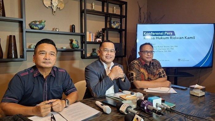 RIDWAN KAMIL LAPORKAN LISA MARIANA - Ridwan Kamil melalui tim kuasa hukumnya, Heribertus Hartojo (kiri) bersama dengan timnya, Muslim Jaya Butarbutar, dan Widya Nusa Patria menyampaikan sudah melaporkan Lisa Mariana ke Bareskrim Mabes Polri.