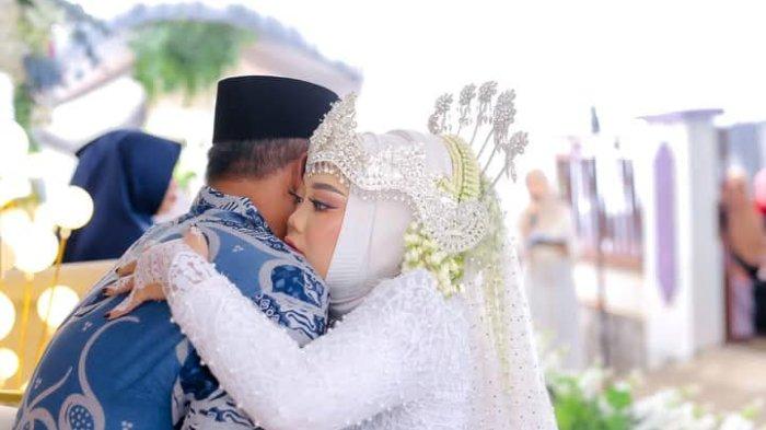 Rika pengantin wanita mendadak ambruk setelah melakukan sungkeman pada kedua orang tua.