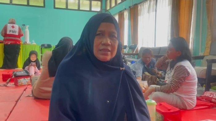 KORBAN SELAMAT – Rosmini (53) salah satu korban laka speedboat SB. Iqzza Express I di perairan sungai temangga, Desa Tanjung Buka, Tanjung Palas Tengah, Bulungan, Senin (10/2/2025). Rosmini  tak kuasa menahan tangisnya harus kehilangan saudara ipar perempuannya serta keponakannya.