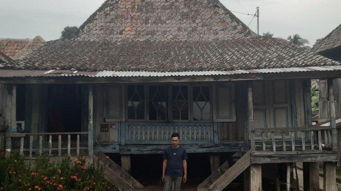 
Seorang warga mengunjungi rumah limas di Desa Ulak Kerbau Lama, Tanjung Raja, Ogan Ilir Senin (9/9/2024) siang. 