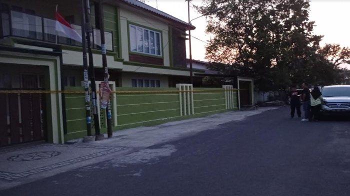 Rumah Adelia, istri bandar narkoba jaringan internasional kini disegel polisi.