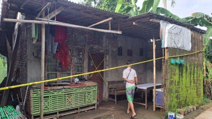 Rumah lokasi kejadian pembunuhan yang dilakukan suami terhadap istrinya di Grumbul Sidayasa, RT 2, RW 5, Desa Kedungrandu, Kecamatan Patikraja, Kabupaten Banyumas, Sabtu (28/12/2024).