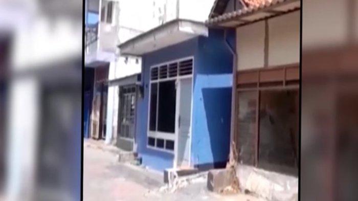 Rumah nenek Sumiyati (60) yang terkena proyek Rp 2,8 M mendadak diambil tetangga.