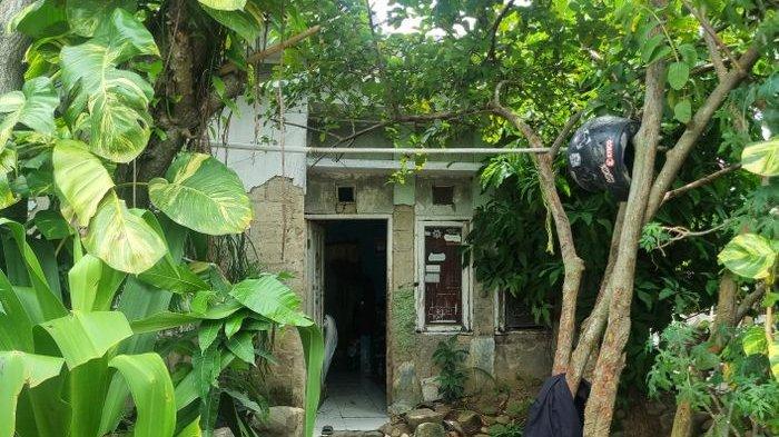 Rumah terduga pelaku penusukan Sandy Permana, Bagunan sederhana berlantai satu itu dikelilingi pepohonan rimbun