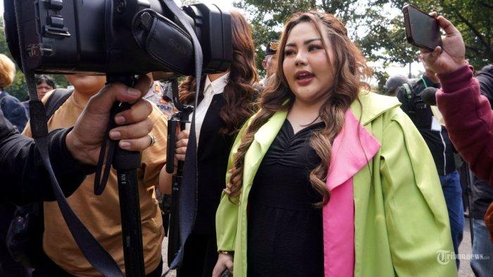 SIDANG GUGATAN LISA MARIANA - Selebgram Lisa Mariana menghadiri sidang gugatan perdata terhadap mantan Gubernur Jawa Barat, Ridwan Kamil, di Pengadilan Negeri (PN) Bandung, Jalan LLRE Martadinata, Kota Bandung, Jawa Barat, Rabu (28/5/2025). Lisa Mariana kecewa Ridwan Kamil kembali mangkir di persidangan, ia mengaku hanya ingin bersilaturahmi dengan sang mantan Gubernur Jawa Barat.