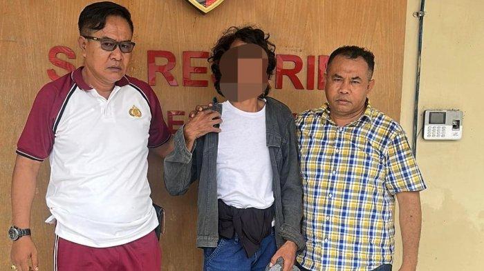 PRIA BUNUH ISTRI - SYA (30), terduga pelaku saat diamankan di Mapolres Dompu, Sabtu (7/6/2025).