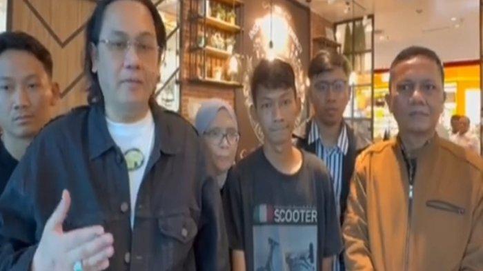 Saka Tatal (tengah) didampingi kuasa hukumnya, Farhat Abbas (kiri) dan Titin, siap menerima tantangan Iptu Rudiana sumpah pocong.