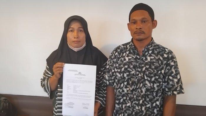 Sutikno (kanan) bersama istri terdakwa Hajidin (kiri). Sutikno mengaku dia adalah salah satu perampok di Mesuji Makmur, bukan Hajidin yang kini ditetapkan sebagai terdakwa.