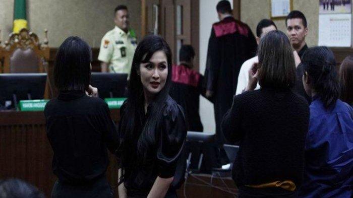 Artis Sandra Dewi menghadiri sidang untuk memberikan kesaksian dalam sidang lanjutan kasus dugaan korupsi tata niaga timah di Pengadilan Tipikor, Jakarta Pusat, Kamis (10/10/2024). Sandra Dewi tidak memberikan pernyataan apapun kepada awak media saat memasuki ruang sidang