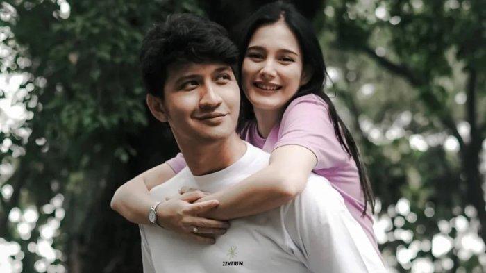 Sang sahabat membocorkan jika adik Ammar Zoni, Aditya Zoni sudah cerai secara agama dengan Yasmine Ow. tengah diproses di Pengadilan Agama Cibinong.
