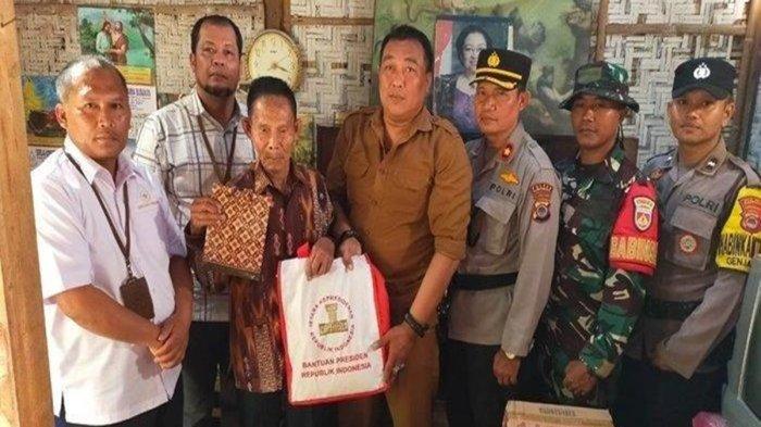 Sarno (84) (tengah), seorang mantan anggota militer sukarela veteran Trikora, warga Padukuhan Susukan II, Kalurahan Genjahan, Ponjong, Gunungkidul, DI Yogyakarta dapat bantuan dari Jokowi
