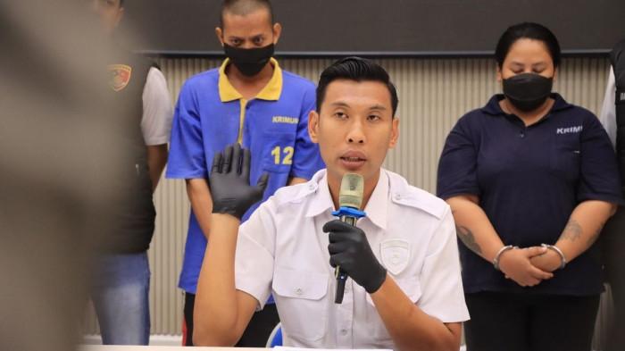 BOCAH DIANIAYA - Satreskrim Polres Grobogan, Jawa Tengah menghadirkan sepasang kekasih, Komarudin (31) dan Mariska Yulianasari (32), tersangka pembunuh bocah laki-laki berusia empat tahun saat jumpa pers di Mapolres Grobogan, Rabu (16/7/2025).