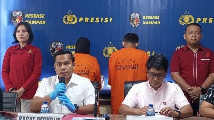 AYAH RUDAPAKSA ANAK - Satreskrim Polres Kampar saat menggelar konferensi pers penangkapan pasutri pelaku pencabulan dan persetubuhan anak di bawah umur, di Kabupaten Kampar, Riau, Kamis (22/5/2025).